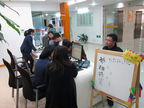 來學區咨詢意大利語的學生,現場填寫報名表